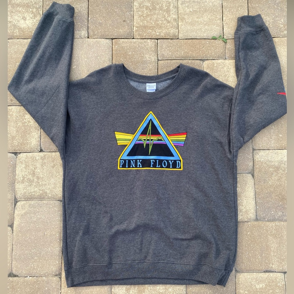 PinkFloyd 
Color:grey,red,orange,yellow,green,blue,purple, 
Size:XL
Like new
